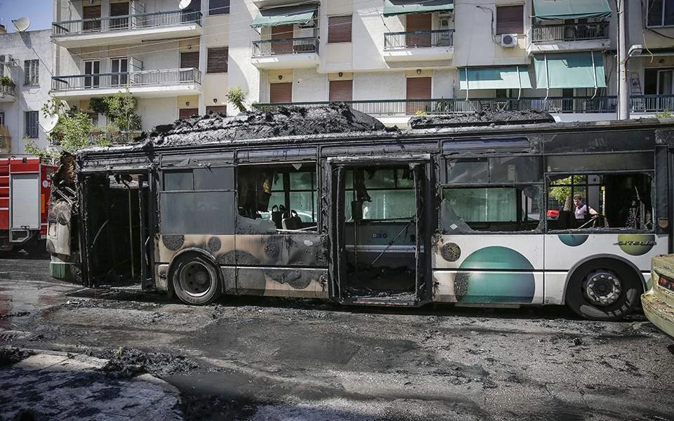 Λεωφορείο του ΟΑΣΑ τυλίχθηκε στις φλόγες στην Αθήνα – Δείτε φωτογραφίες